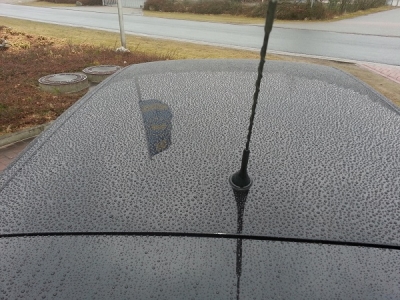 ''Regenwasser auf dem Autodach nachdem das Auto nanoversiegelt wurde